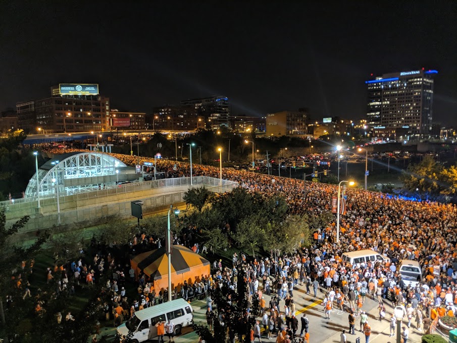 browns fans celebrating in street after win over the Jets